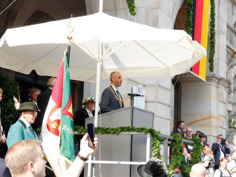 Ein Mensch an einem Redepult.